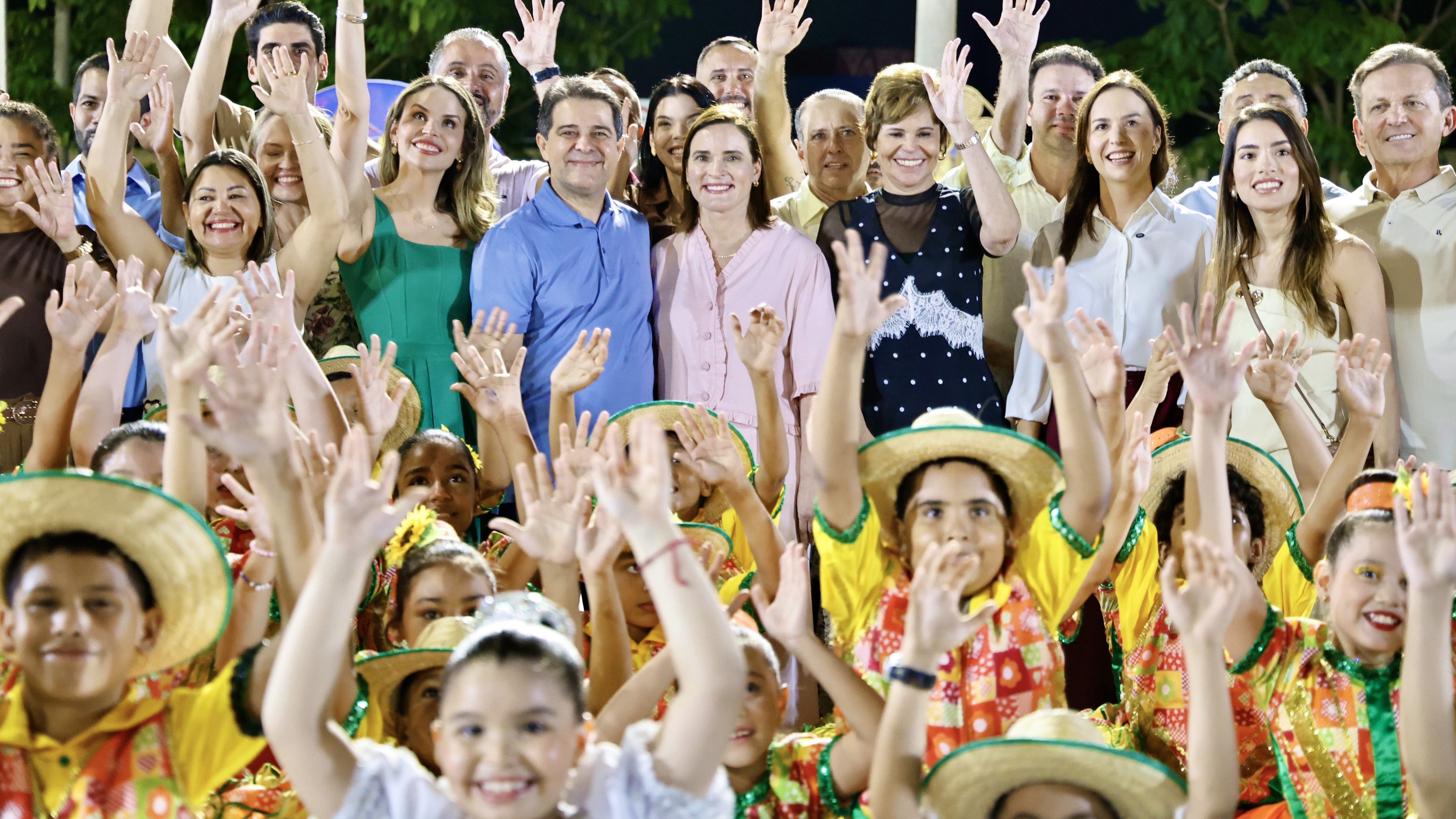 grupo de pessoas posa para a foto